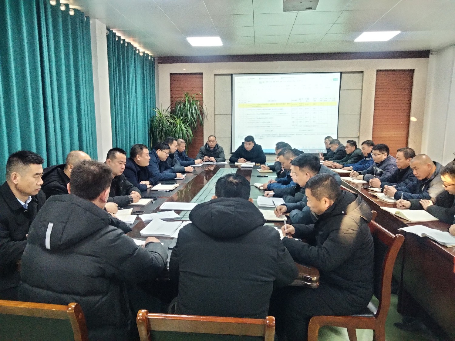 級(jí)索煤礦組織召開(kāi)安全生產(chǎn)專題會(huì)議